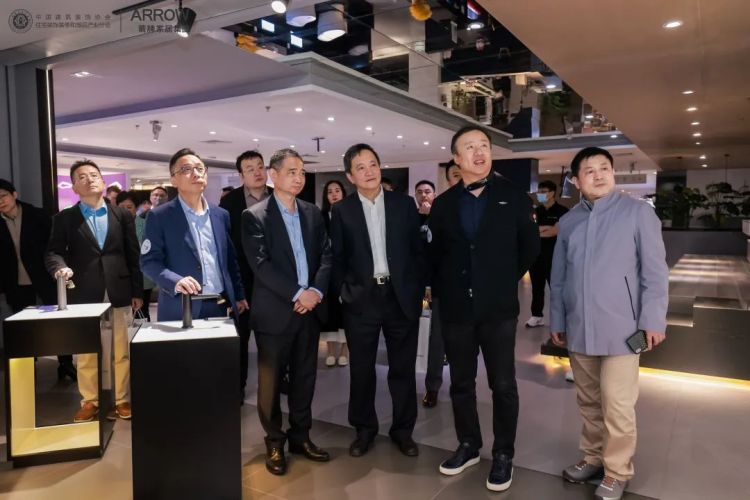 ���˹��ʹ���-׷�󿵽�,����һ������